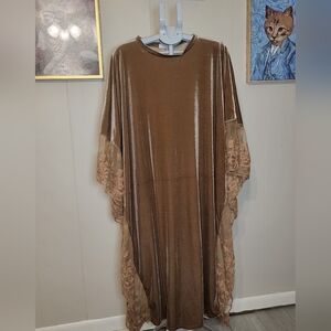 Tamsy, velvet kaftan. Beige, brown. One size. Lace detail